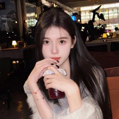 戴流苏耳环的少女